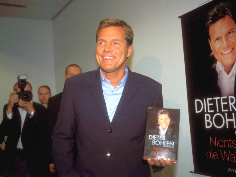 Immer wieder hat es Dieter Bohlen geschafft, sich selbst zu vermarkten. So etwa mit seinem Buch „Nichts als die Wahrheit“. Dieses stellte der Musiker 2002 vor.