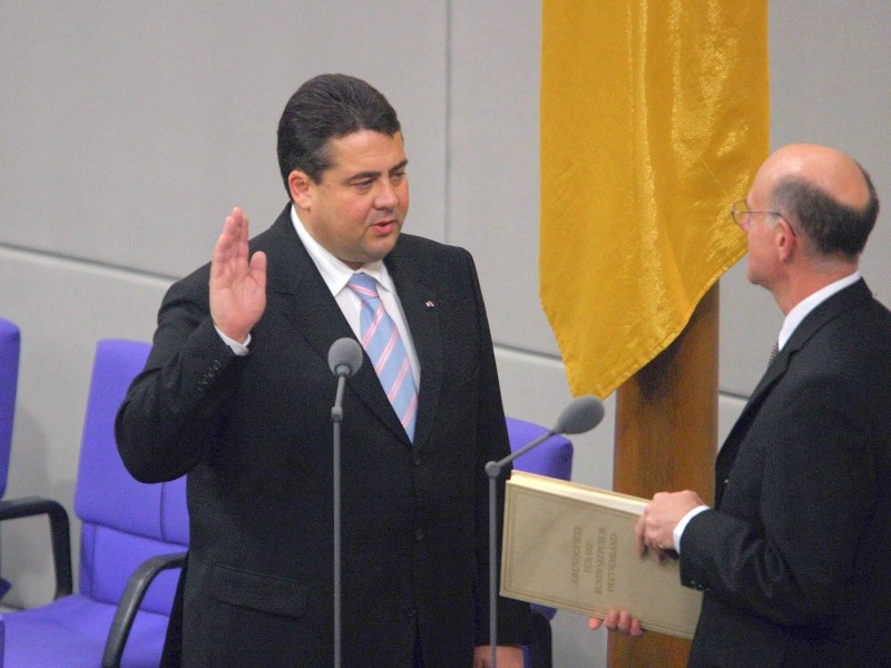 2005 stand für Gabriel dann der Umzug nach Berlin an. Er war erstmals zur Bundestagswahl angetreten und gewann das Direktmandat seines Wahlkreises mit 52,3 Prozent der Erststimmen. Auch bei den Wahlen 2009 und 2013 holte er das Mandat. Angela Merkel berief ihn zum Chef des Umweltministeriums, Bundestagspräsident Norbert Lammert (rechts) vereidigte ihn am 22. November.