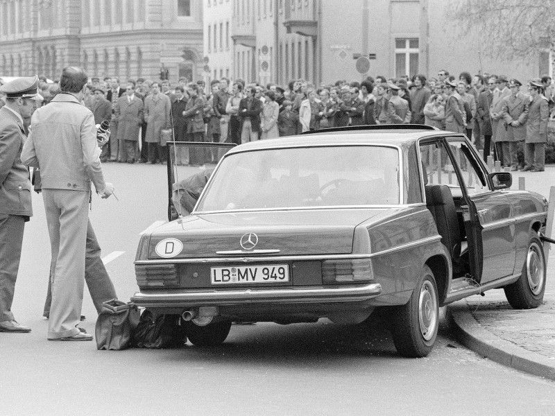 1977 sollte als blutigstes Jahr in die Geschichte der Bundesrepublik eingehen. Es begann mit der Ermordung des Generalbundesanwalts Siegfried Buback am 7. April. Er wurde zusammen mit seinem Fahrer Wolfgang Göbel und dem Leiter der Fahrbereitschaft der Bundesanwaltschaft Georg Wurster in seinem Wagen erschossen. Wer die Tat begangen hat, ist bis heute unklar.