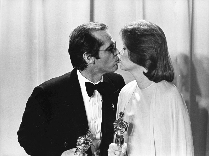 Küsschen und den Oscar in den Händen – was will man mehr. Jack Nicholson und seine Filmpartnerin Louise Fletcher wurden 1976 für ihre brillante Leistung in „Einer flog über das Kuckucksnest mit der goldenen Trophäe ausgezeichnet. 