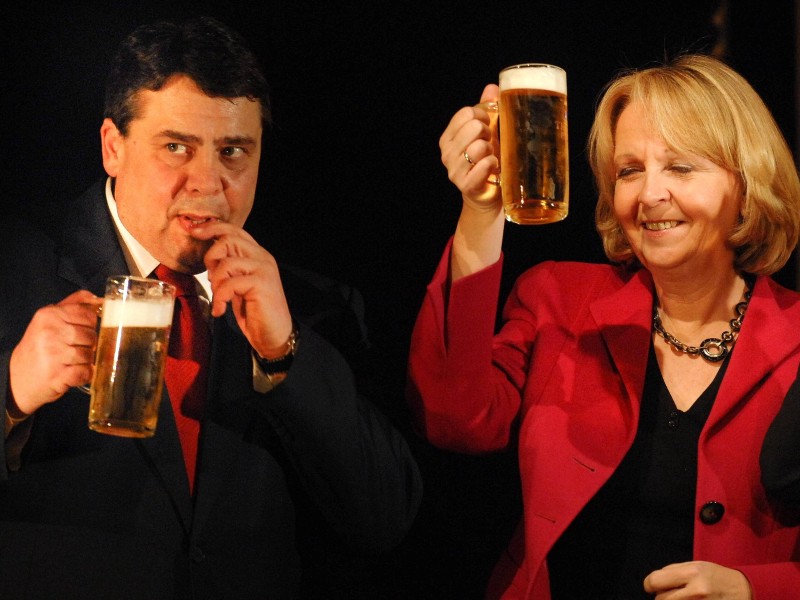 Sigmar Gabriel beim Bierchen mit NRW-Ministerpräsidentin Hannelore Kraft beim Politischen Aschermittwoch der SPD im Jahr 2010. In den folgenden Jahren wurde Gabriels Rückhalt in der Partei langsam, aber sicher immer kleiner. Beim Bundesparteitag 2011 vereinte er 91,6 Prozent der Stimmen auf sich, 2013 waren es nur noch 83,6 Prozent. Bei der Bundestagswahl 2013 ging Peer Steinbrück als Spitzenkandidat der SPD ins Rennen. 