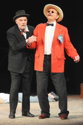 Gemeinsam mit Schauspielkollege Charles Brauer (l.) in „Warten auf Godot“ im Ernst-Deutsch-Theater in Hamburg.