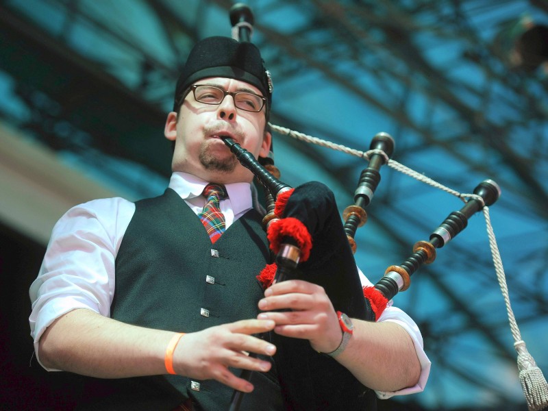 Bei Dudelsack-Musik muss man an die schottischen Highlands denken, an kernige Männer im Schottenrock. Ähnlich volkstümlich geht’s bei uns ja nur bei den Wildecker Herzbuben zu. 