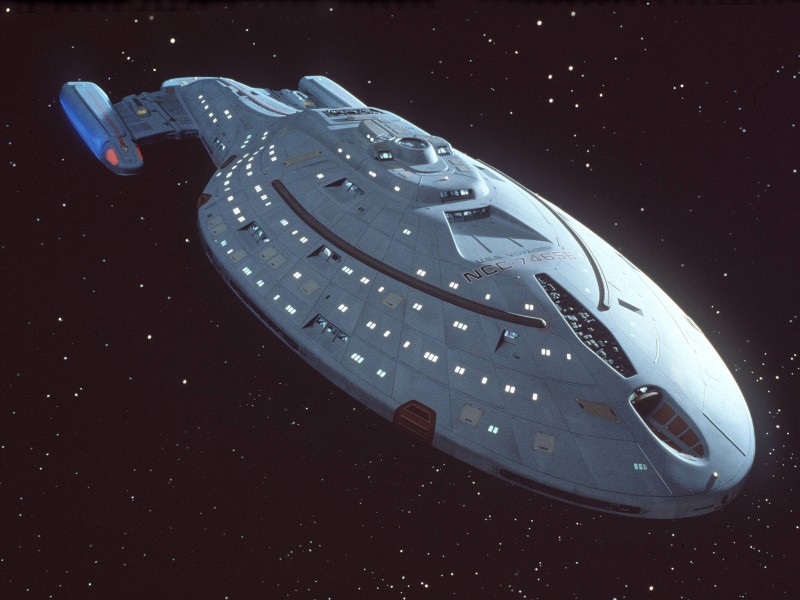 Die USS Voyager musste sich auf einen langen Weg nach Hause machen, nachdem sie in der ersten Folge von einem fremden Wesen in eine 70.000 Lichtjahre von der Erde entfernte Galaxis befördert war. 