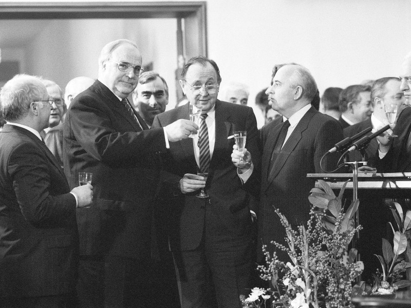 Am 9. November 1990 ist es soweit: Anstoßen auf Historisches – die Unterzeichnung des deutsch-sowjetischen Vertrags über „Gute Nachbarschaft, Partnerschaft und Zusammenarbeit“. V.l.n.r.: der ehemalige deutsche Bundesminister für Arbeit und Sozialordnung Norbert Blüm (CDU), der damalige Bundeskanzler Helmut Kohl (CDU), der ehemalige Außenminister Hans Dietrich Genscher, der damalige UdSSR-Präsident Michail Gorbatschow und frühere sowjetische Außenminister Eduard Schewardnadse.