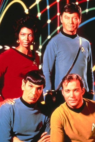 Nichelle Nichols (als Lieutenant Nyota Penda Uhura), DeForest Kelley (Dr. Leonard McCoy), Leonard Nimoy (Lieutenant Spock) und William Shatner (Captain James Tiberius Kirk) spielten sich bis 1969 in 79 Serien-Folgen in die Herzen ihrer Fans.