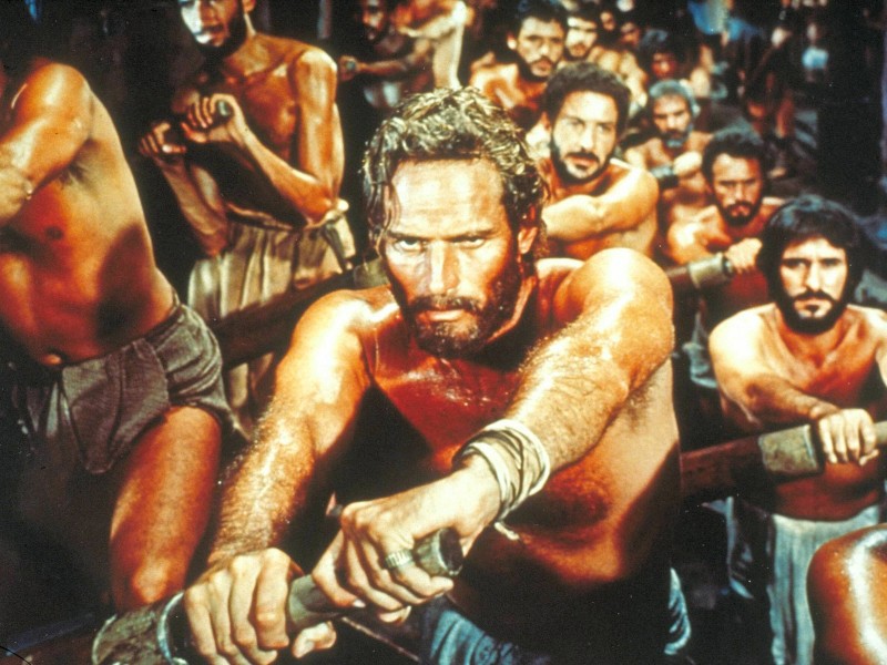 Charlton Heston spielte 1959 den adeligen Judah Ben-Hur, der versehentlich versklavt wird und sich dann zurückkämpft.