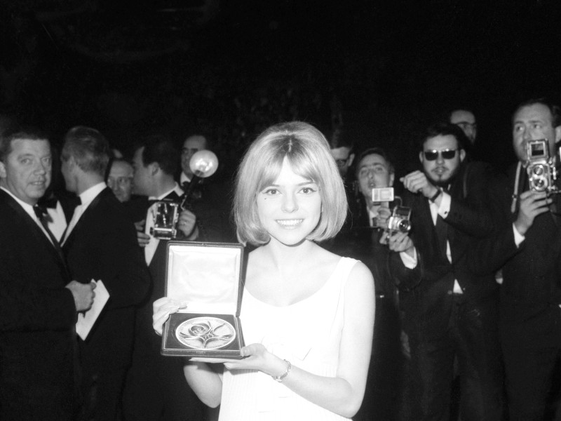 1965 machte die französische Sängerin France Gall beim Grand Prix Eurovision de la Chanson mit – und gewann für das Teilnehmerland Luxemburg den Wettbewerb. Ihr Lied „Poupée de cire, poupée de son“ stammte aus der Feder von Serge Gainsbourg. Gut 20 Jahre später stürmte France Gall dann mit „Ella, elle l’a“ die deutschen Charts.