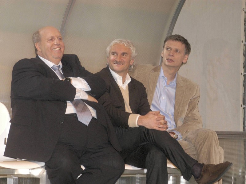 Fußballexperten unter sich: Reiner Calmund, Rudi Völler und Günther Jauch bei einer Pressekonferenz vor der Fußball-Weltmeisterschaft 2006 in Deutschland. Jauch, der schon zu Beginn seiner Karriere beim Hörfunk Sportmoderator war, berichtete immer wieder von Sport-Events. Legendär war seine Moderation beim „Torfall von Madrid“, als vor dem Fußball-Champions-League-Spiel von Borussia Dortmund bei Real Madrid ein Tor einknickte und den Spielbeginn damit über eine Stunde verzögerte. Jauch und Marcel Reif überbrückten die Zeit mit einer improvisierten Moderation – und bekamen dafür am Ende den Bayerischen Filmpreis.