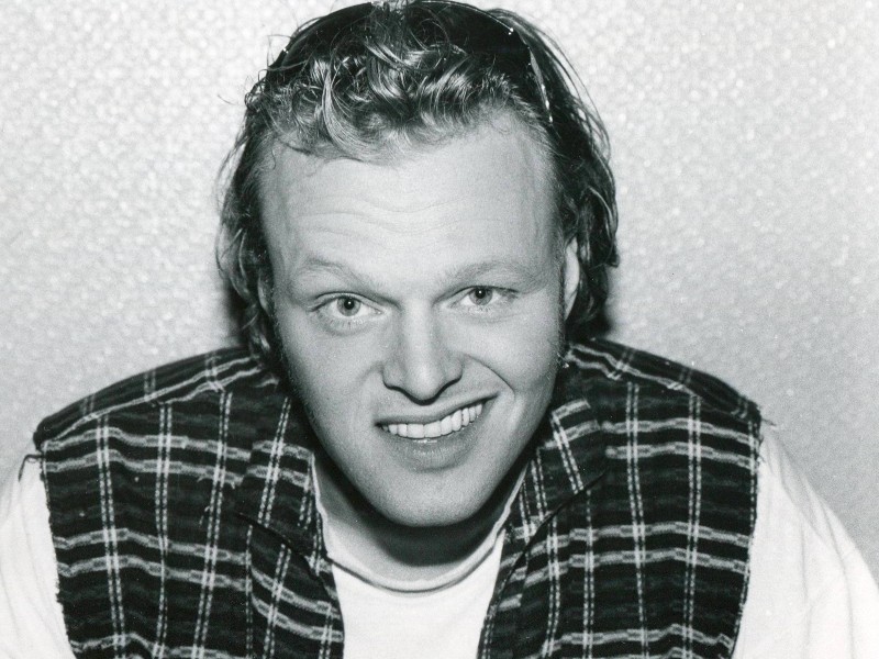 23 Jahre ist es her, dass Stefan Raab als Moderator beim Musiksender VIVA startete. Von Dezember 1993 bis Dezember 1998 blieb er dort und moderierte die Sendungen „Vivasion“ und „Ma’ kuck’n“. In einem Spiegel-TV-Interview sagte er 1998: „Ich kann mir nicht vorstellen, dass ich mit 50 noch Fernsehen mache. Eigentlich kann ich mir nicht vorstellen, dass ich mit 40 noch Fernsehen machen will.“ Am 17. Juni 2015 – da war er 48 Jahre alt – gab Raab das Ende seiner Fernsehkarriere für Ende 2015 bekannt.