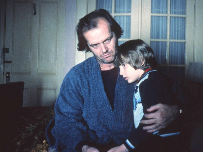 In Stanley Kubricks Horror-Klassiker „The Shining“ aus dem Jahr 1980 spielt Nicholson einen Schriftsteller, der langsam in den Wahn abgleitet und seine Frau und den kleinen Sohn in Todesangst versetzt.