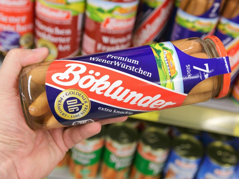 Böklunder Würstchen sind in Supermärkten wie Edeka meist prominent in Regalen platziert. Wer etwas weiter unten schaut, könnte auch die Delikatess Schinkenwürstchen der Eigenmarke Gut und Günstig nehmen. Die kommen auch von Böklunder.