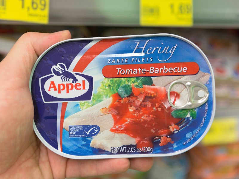 Die Firma Appel steht für Feinkostprodukte rund ums Thema Fisch. Bei Aldi Süd gibt es die Heringsfilets von Appel auch, allerdings in Dosen, auf denen der Markenname Armada steht.