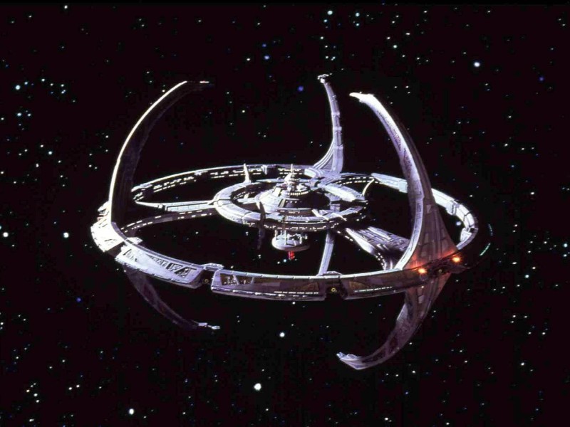 Das Besondere an „Deep Space Nine“: Sie ist die einzige „Star Trek“-Serie, in der die Geschichten nicht an die Reisen eines Raumschiffs gebunden sind. Das Meiste findet auf der Raumstation „Deep Space Nine“ statt.