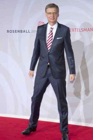 Günther Jauch im Mai 2014 beim „Rosenball“ zugunsten der Stiftung Deutsche Schlaganfall-Hilfe in Berlin. Jauch engagiert sich schon immer für gute Zwecke, nach eigenen Angaben spendete er über die Jahre alle seine Werbeeinnahmen. Das Magazin „Frau im Spiegel“ berichtete, Jauch habe allein seit dem Jahr 2000 rund 75 Millionen Euro dem guten Zweck zukommen lassen.