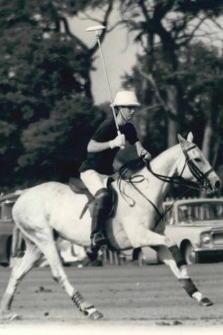 Die Mühen des Reitunterrichtes haben sich gelohnt, für das Rangers Team spielt er mit beim Polo beim Chairman’s Cup in Smith’s Lawn (Windsor Park).