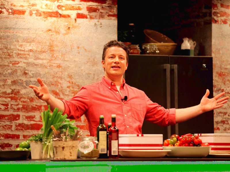 Jamie Oliver ist so etwas wie bei uns Tim Mälzer. Nur dass er lange vor Mälzer den lässigen TV-Koch salonfähig gemacht hat. Das muss man sich mal vorstellen: Ein Brite, der uns in Sachen Esskultur was beibringen konnte. Unglaublich!