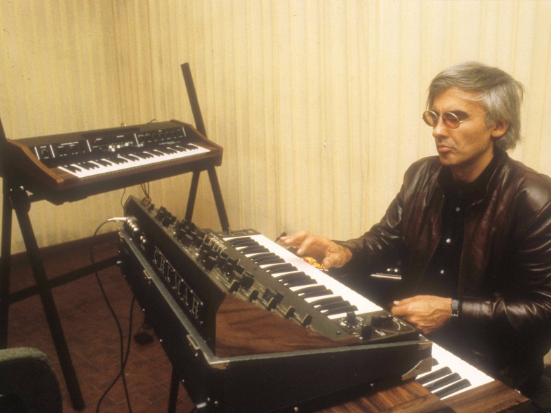 Der Pianist Paul Bley, einer der einflussreichsten Jazzmusiker der vergangenen Jahrzehnte, ist am 5. Januar im Alter von 83 Jahren gestorben. Der Kanadier hatte weit mehr als 100 Alben veröffentlicht und war mit vielen namhaften Musikern des Free Jazz aufgetreten. „Improvisation ist Nahrung für das Hirn der Hörer“, hatte er einmal gesagt. 