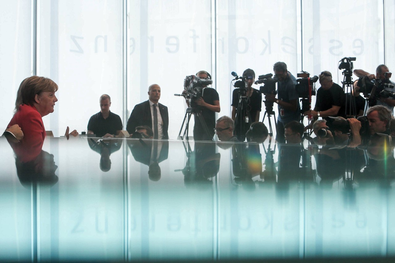 Alle Kameras auf sie gerichtet: Angela Merkel bei ihrer Sommerpressekonferenz in Berlin. 