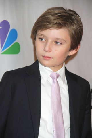 Barron Trump ist das einzige Kind Trumps mit Ehefrau Melania und der jüngste Spross im Stammbaum. Der Elfjährige wird von seinem Vater „Little Donald“ genannt. Er wird als jüngster Junge seit John F. Kennedy Jr. im Weißen Haus und damit im Scheinwerferlicht der Öffentlichkeit aufwachsen. Dank ihm dürften die Amerikaner den Präsidenten Trump zumindest teils auch in einer Vaterrolle erleben. 