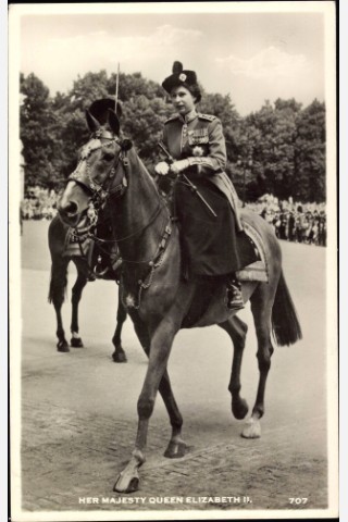 Privat interessiert sich Königin Elizabeth II. für den Reitsport. Sie besitzt und züchtet Englische Vollblüter und besucht gerne das traditionsreiche britische Pferderennen in Ascot.