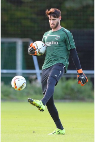 Samuel Radlinger hat gerade ein eher mittelmäßiges Jahr bei Hannover 96 hinter sich. Mit der zweiten Mannschaft hängt der Torwart im Tabellenmittelfeld der Regionalliga Nord fest. Dafür aber konnte er sich über die Verlobung mit seiner prominenten Freundin freuen. 