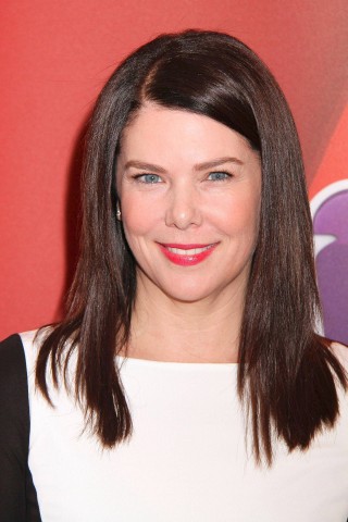 Seit dem Ende der „Gilmore Girls“ ist Lauren Graham zwar älter geworden, äußerlich hat sie sich aber kaum verändert. Dabei wird sie im kommenden Jahr schon 50 Jahre alt. Die Schauspielerin war zuletzt in der Serie „Parenthood“ zu sehen, die auch in Deutschland ausgestrahlt wird. Im November soll ihr zweites Buch auf den Markt kommen, in dem sie über ihre Zeit bei den „Gilmore Girls“ schreibt.