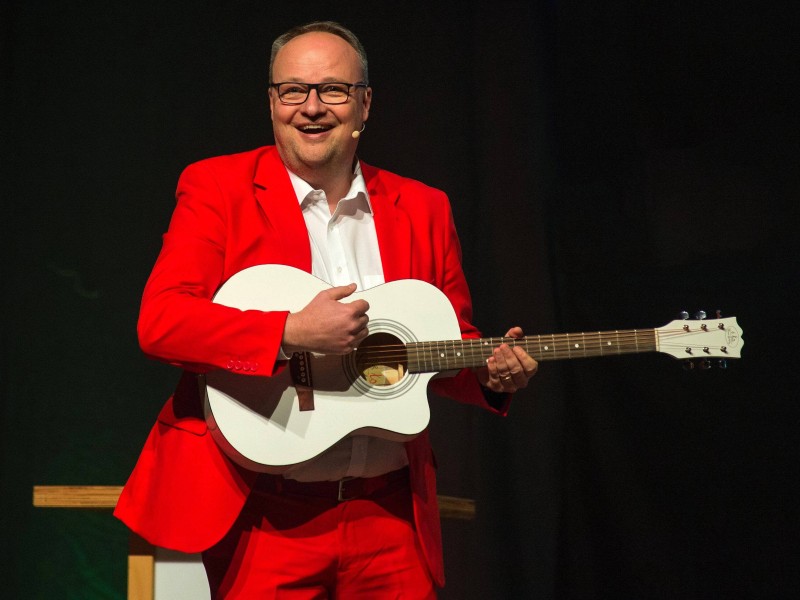 Oliver Welke kann auch Kabarett: Hier tritt er im Steintor-Varieté in Halle an der Saale auf. 