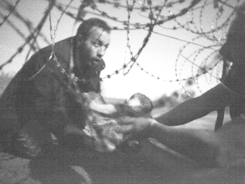 Das Foto des Jahres 2016 der World Press Photo Foundation: Es zeigt einen Mann und ein Kind am Grenzübergang im ungarischen Röszke. In der Krisen- und Katastrophen-Fotografie sind Kinder ein häufiges Motiv. „Das hängt offenbar damit zusammen, dass Kinder immer unschuldige Opfer sind“, sagt die Historikerin Annette Vowinckel Sie werden in Konflikte hineingeboren, tragen aber keine Schuld an deren Entstehung.