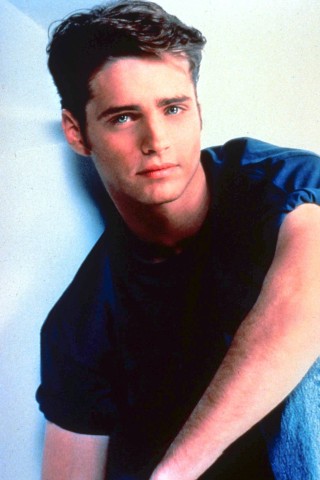 Er flimmerte in den Neunzigern wöchentlich über die Bildschirme. Durch seine Rolle des Brandon Walsh aus der Kult-Serie „Beverly Hills 90210“ erlangte Teenie-Star Jason Priestley große Bekanntheit.