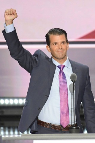 Donald Trump Jr. trat wie sein Bruder ebenfalls vor das Rednerpult auf dem Nominierungsparteitag in Cleveland und mischte im Wahlkampf kräftig mit. Der Familienvater hat ... 