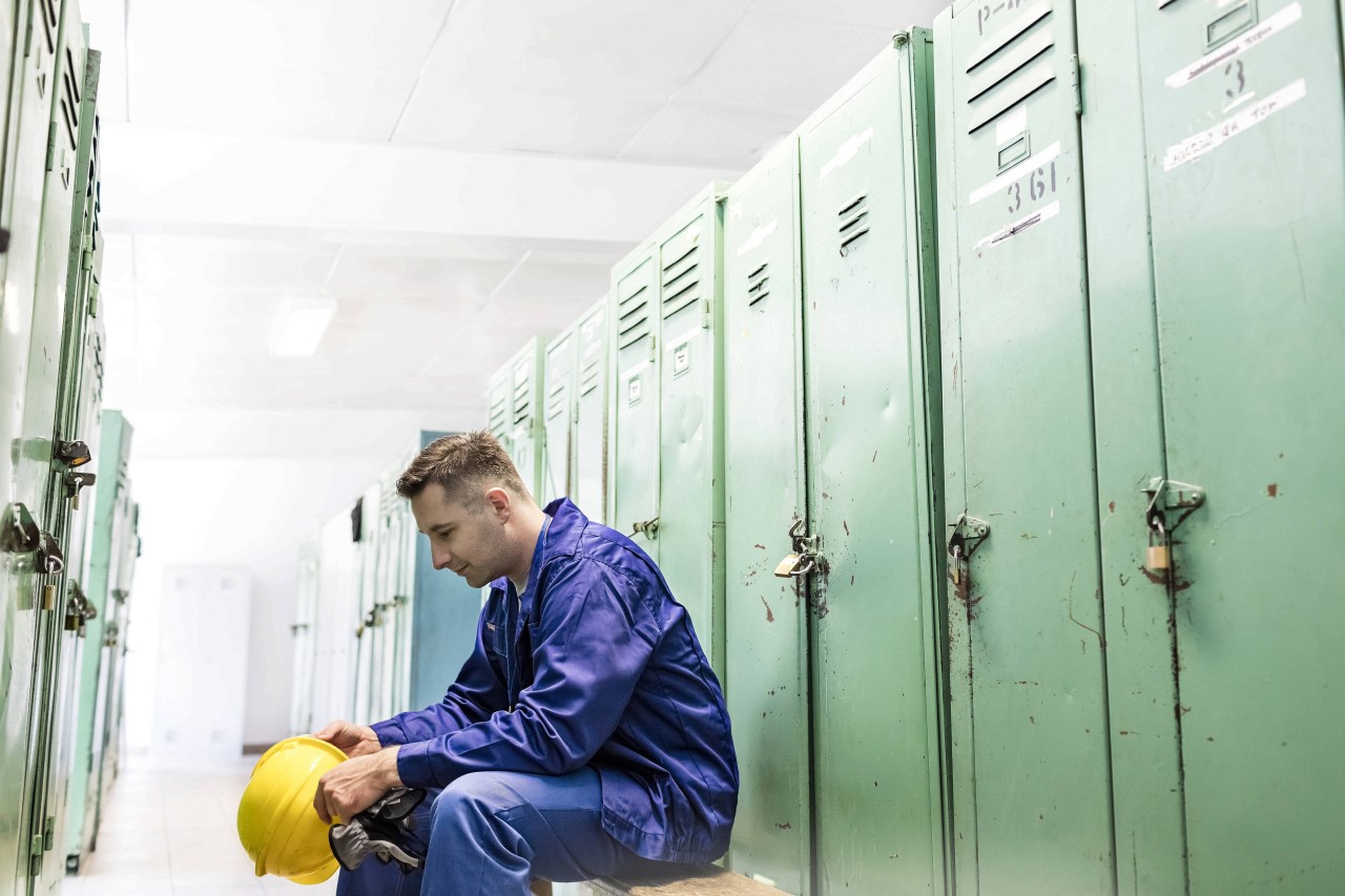 Wer im Beruf Arbeitskleidung trägt, dem steht auch eine Umkleide und ein Spind zu. Dies sollte jedoch in Deutschland zeitweise für alle Arbeitnehmer gelten.