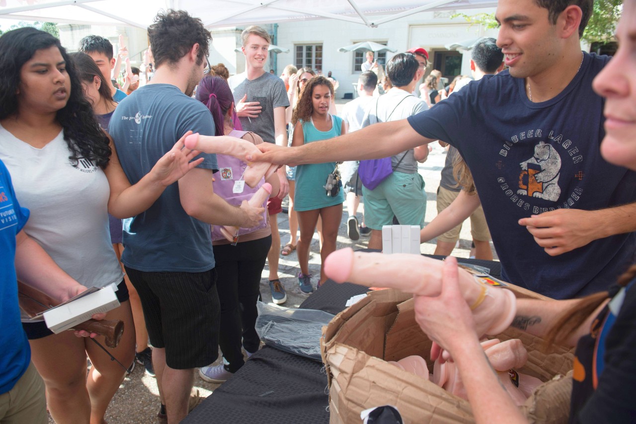 Die Organisatoren der Anti-Waffen-Demo verteilen gespendete Dildos auf dem Campus in Austin. In nur wenig mehr als 20 Minuten wurden sie 4500 Sex-Toys los. 