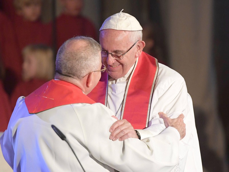 Ein historischer Moment: Am Reformationstag 2016 trafen sich Franziskus und der Präsident des Lutherischen Weltbundes, Bischof Munib Younan (li.), im schwedischen Lund zu einer gemeinsamen Messfeier. 