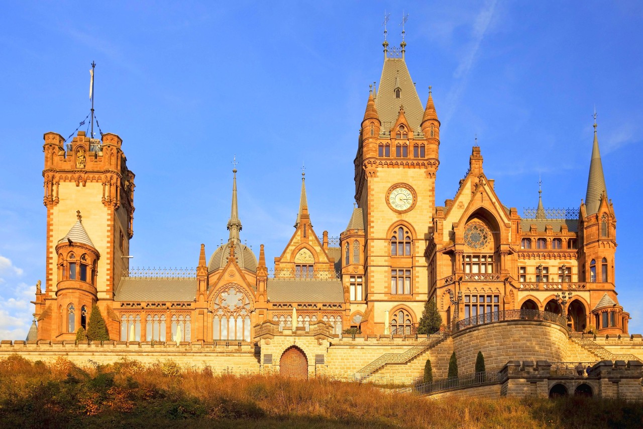 Schloss Drachenburg am Drachenfels in der Abendsonne.