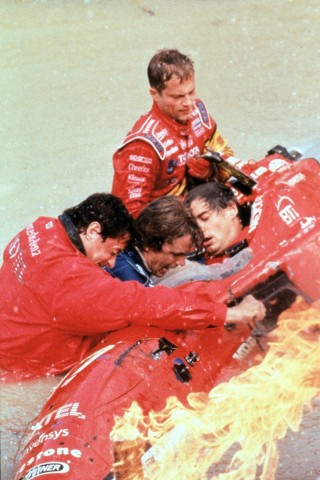 International wurde es im Jahr 2001: In „Driven“ ging es für Schweiger, Sylvester Stallone (l.) und Burt Reynolds auf die Autorennstrecke. 