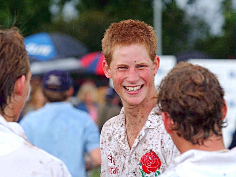 Dass er die zweite Geige spielt und nur der Ersatzmann hinter seinem Bruder William ist, wusste Harry früh. Während sich William mental auf die Übernahme der „Windsor-Firma“ vorbereiten musste, nutzte Harry die Freiheit, tobte sich aus und „verdiente“ sich so seinen Spitznamen „Dirty Harry“.