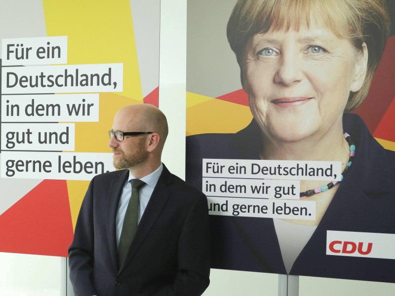 Ohne Plakate kein Wahlkampf. Die im Bundestag vertretenen Parteien haben ihre Großplakate vorgestellt. Überraschendes gibt es kaum. CDU-Generalsekretär Peter Tauber stellt natürlich auch die Kanzlerin Angela Merkel in den Vordergrund. 