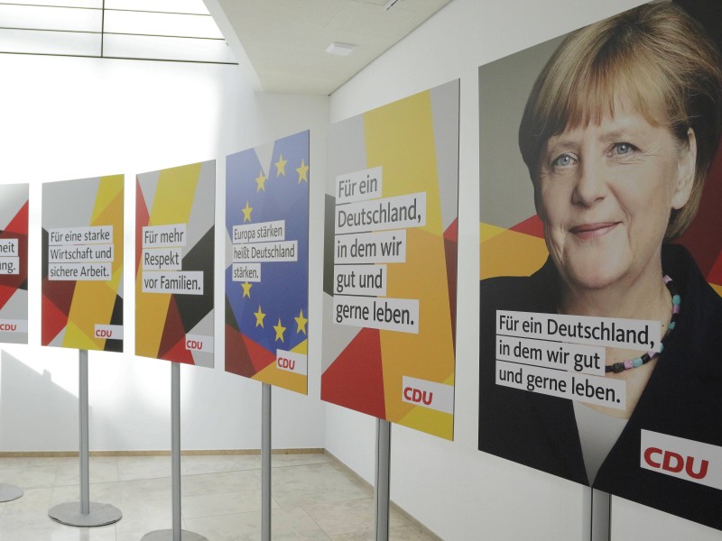 Auf allen Plakaten der CDU ist die Farbkombination schwarz-rot-gold zu finden. 