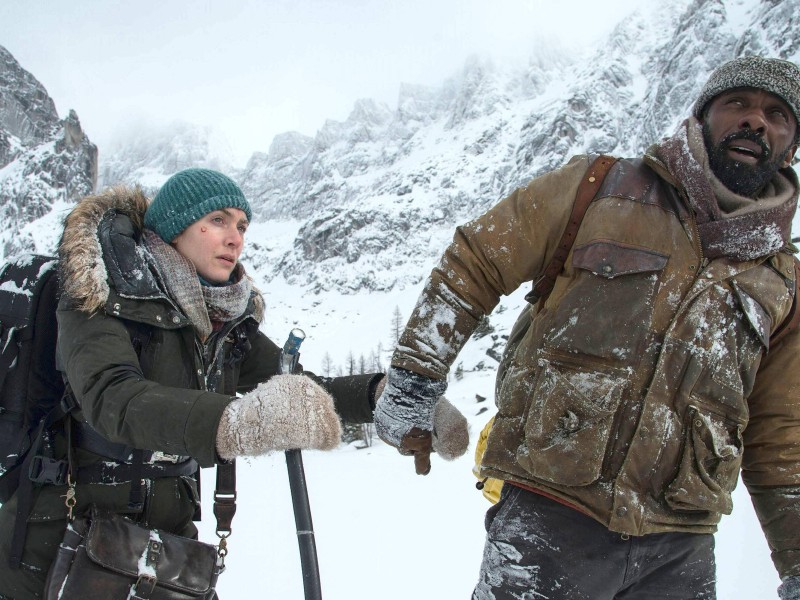 „Zwischen zwei Leben“: In dem Abenteuerfilm aus dem Jahr 2017 geht es um die Fotojournalistin Alex und den Chirurgen Ben (r., Idris Elba), die einzigen Überlebenden eines Flugzeugabsturzes in der Wildnis. Die Fremden kämpfen um ihr Leben. 