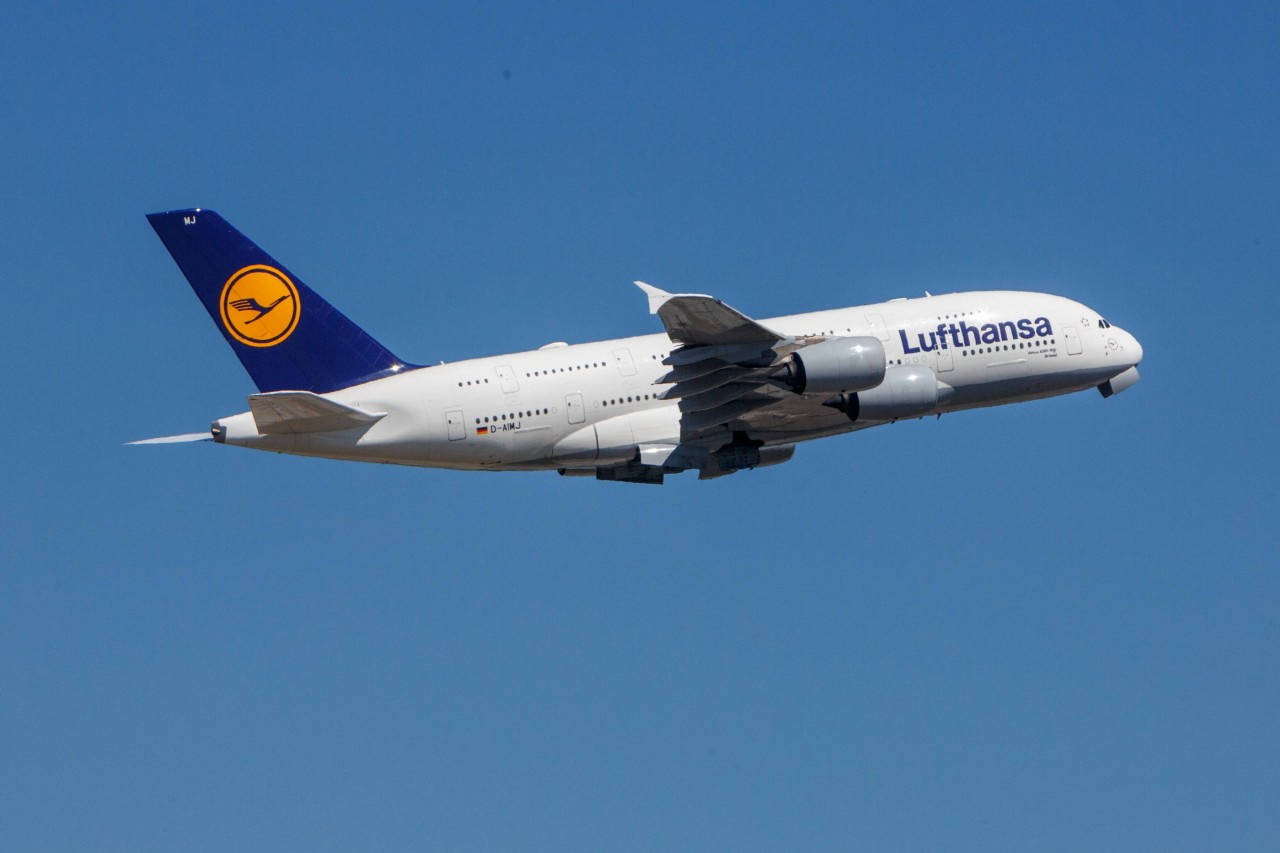 Der Airbus 380 musste über dem Atlantik kehrt machen.