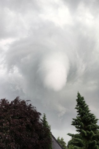 Am Dienstagabend hat sich über Hamburg offenbar ein Tornado gebildet.