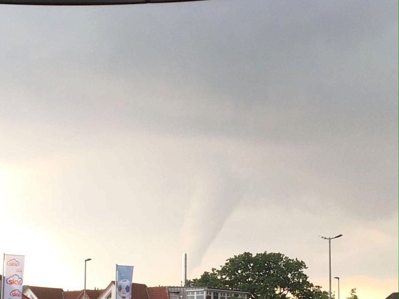 Neben dem Wirbelsturm gab es am Dienstag in Hamburg ein schweres Gewitter mit...