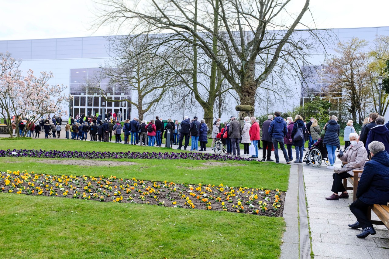 Impfzentrum Essen: Absurde Bilder von dicht aneinanderstehenden Menschen sorgen für Aufsehen. (Symbolbild)