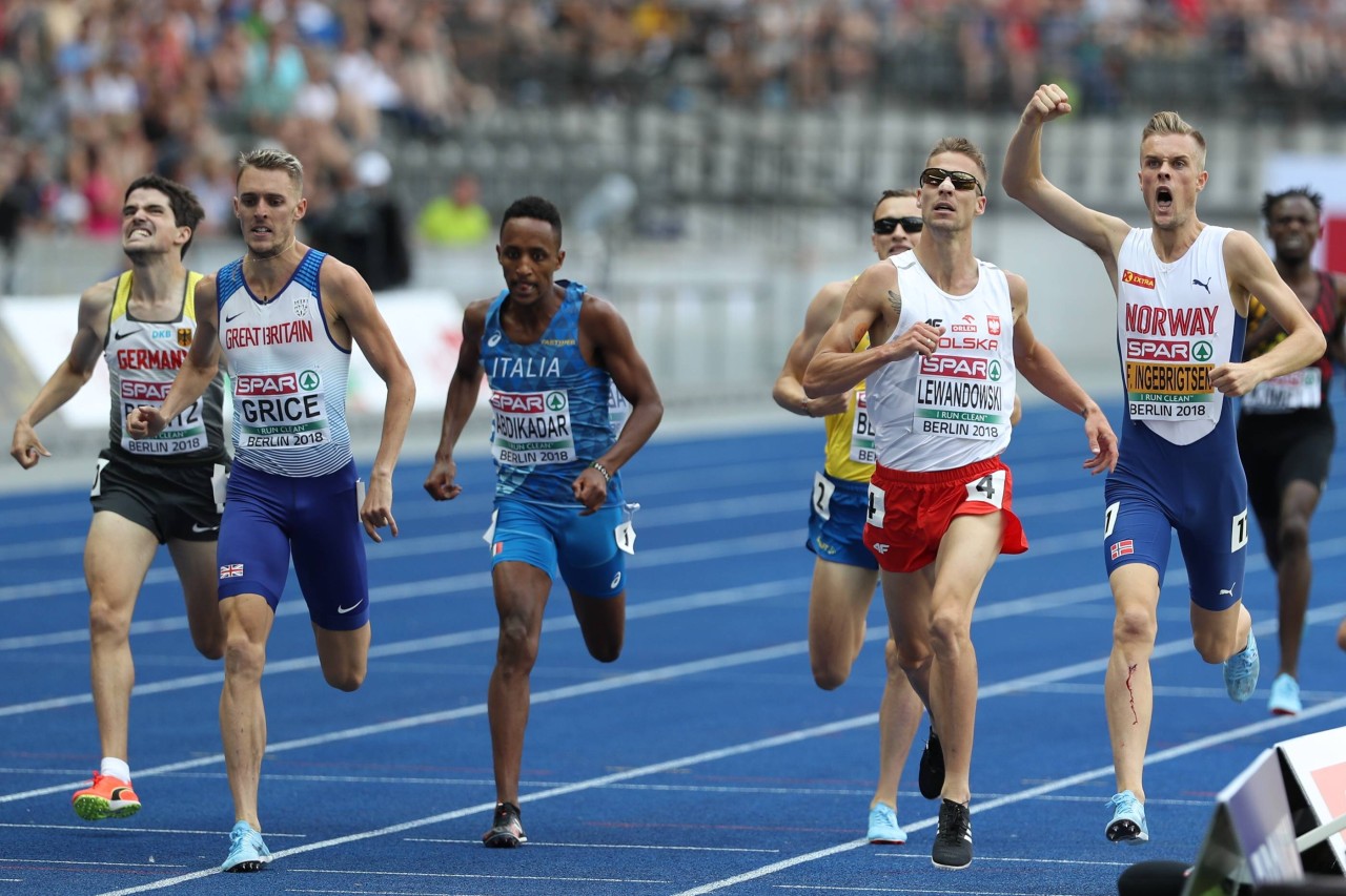 Filip Ingebrigtsen (re.) bejubelt seinen zweiten Platz. Timo Benitz (ganz links) kämpfte sich ins Finale.