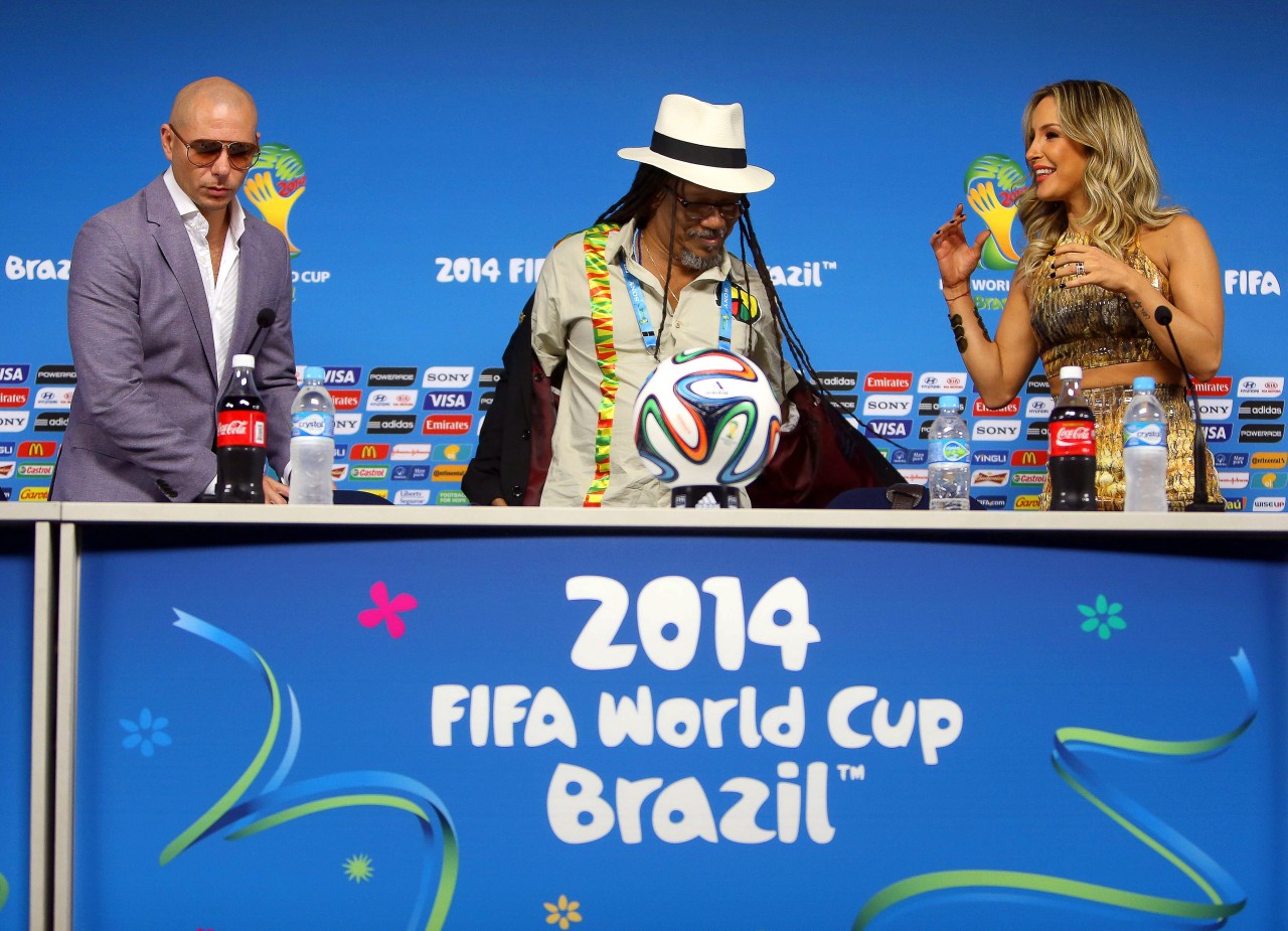 Der US-Rapper Pitbull (v.l.), Joao Jorge Rodrigues, Präsident der brasilianischen Kulturgruppe Olodum und Sängerin Claudia Leitte (R) werden mit Jennifer Lopez den offiziellen WM-Song "We Are One" darbringen.