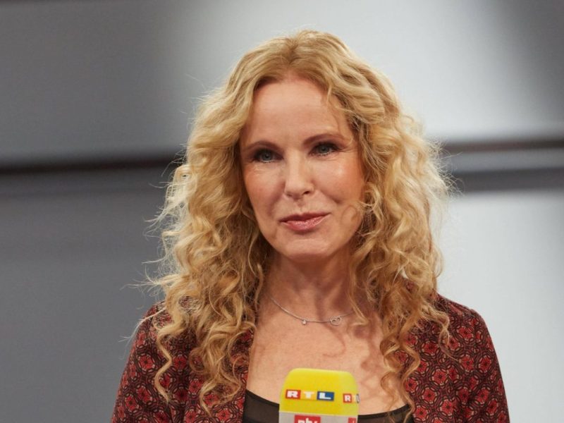 Katja Burkard wetzt die Messer bei „Grill den Henssler“. Doch zieht sich die RTL-Moderatorin eine bittere Verletzung zu.