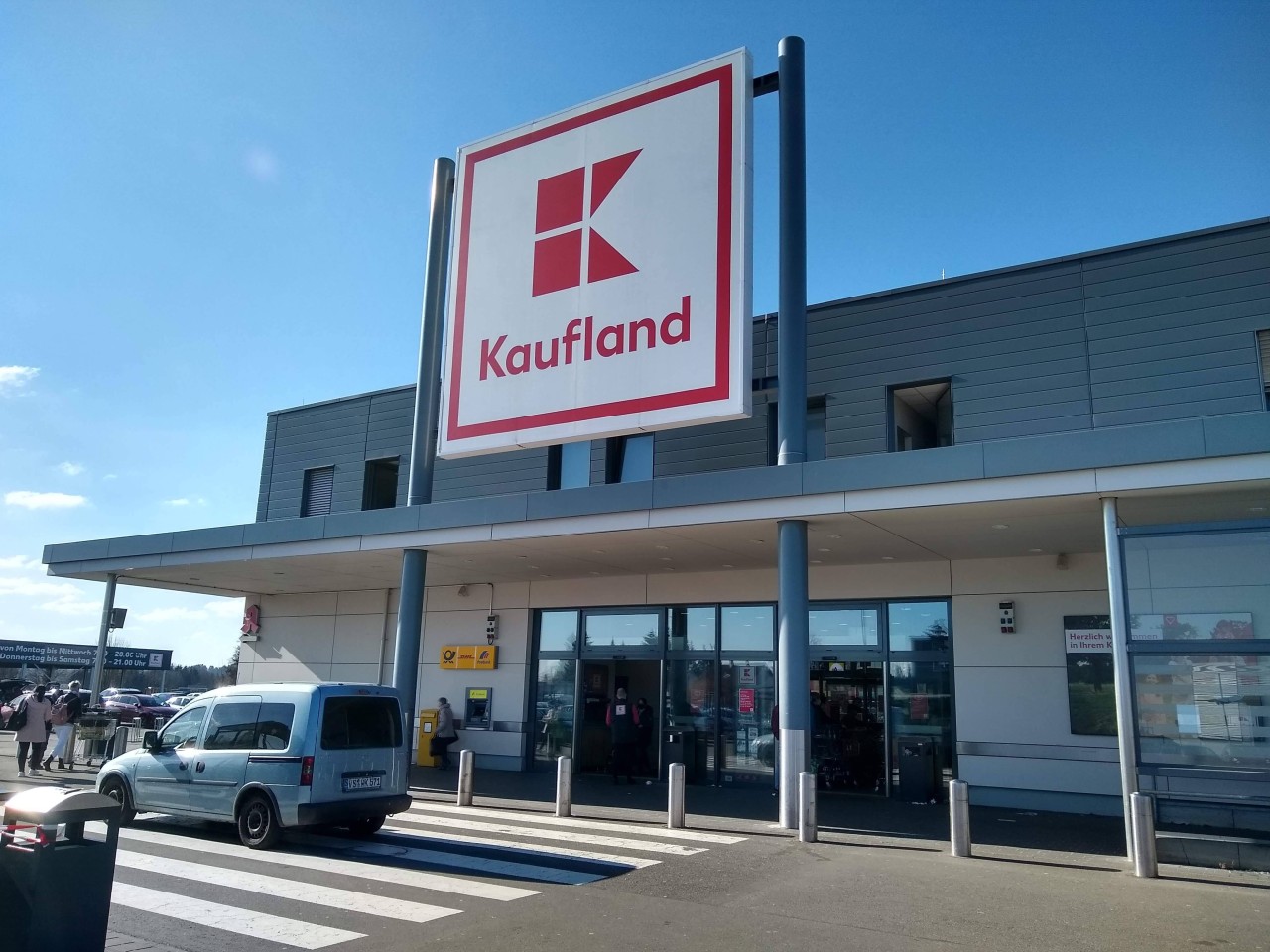 Kaufland: Ein YouTuber bekam bei einem kuriosen Deal eine Autoladung Süßigkeiten und muss dafür eine Gegenleistung erbringen. (Symbolbild)