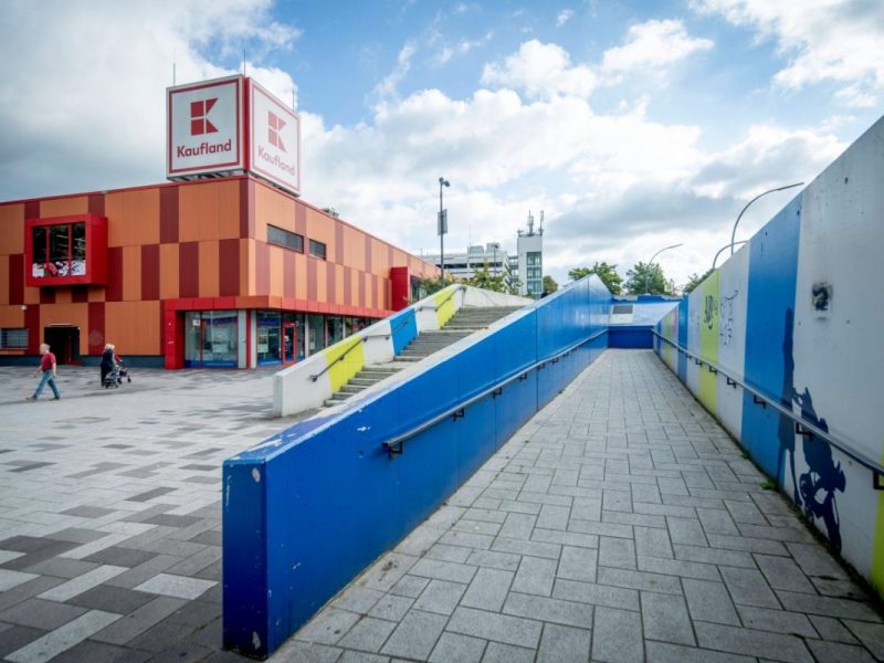 Ein Geländer vor einer Kaufland-Filiale.