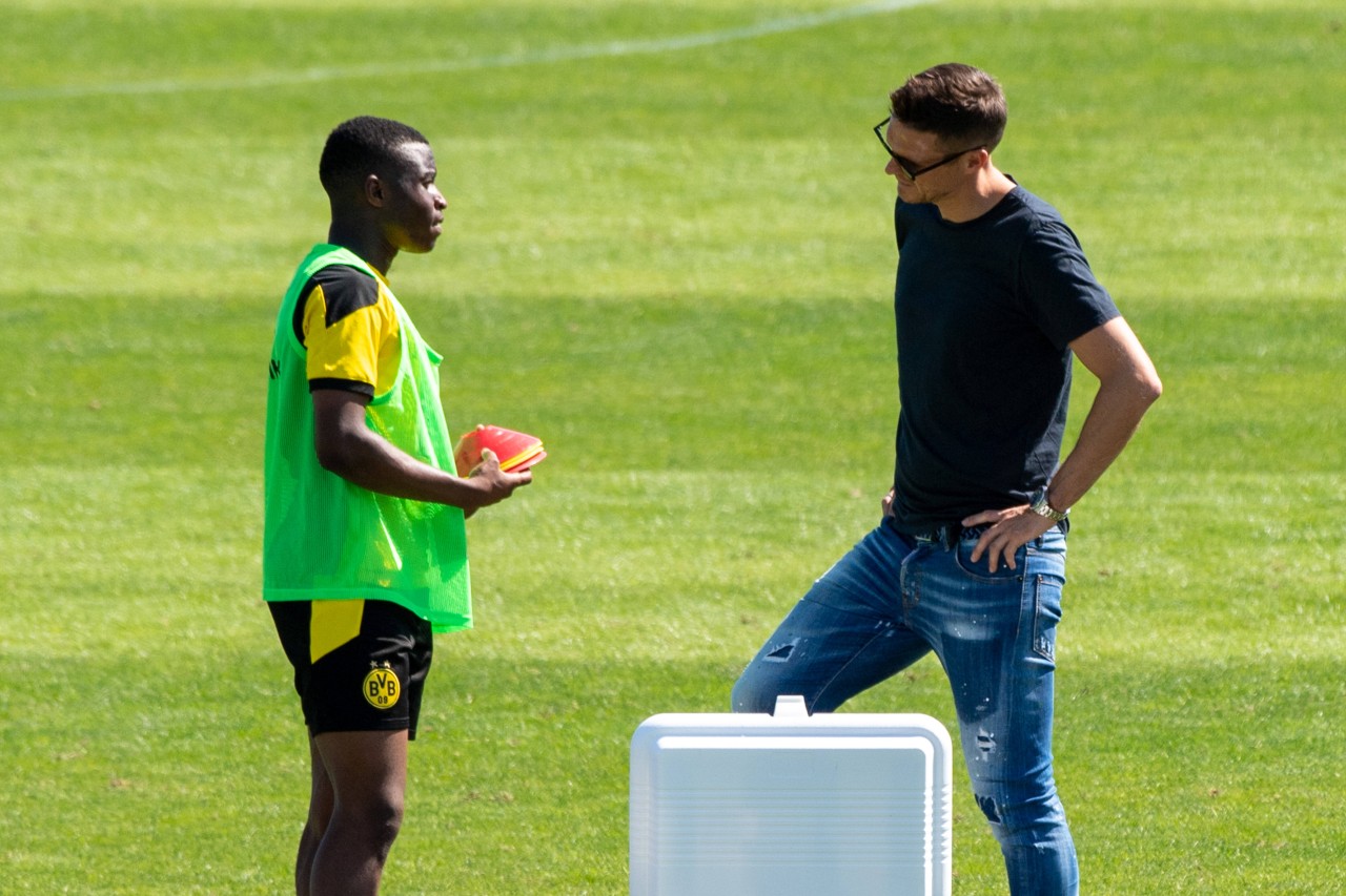 Borussia Dortmunds künftiger Sportchef Sebastian Kehl (r.) im Gespräch mit Youssoufa Moukoko.